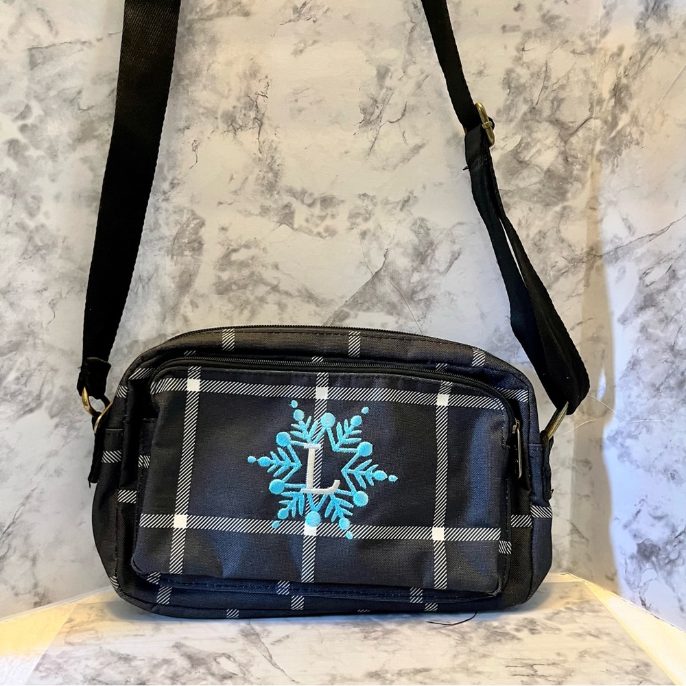 Thirty One All Zipped Up Crossbody Purse Bag in Black Plaid w Snowflake Holiday